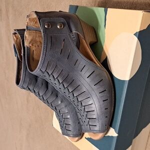 Earth Blue Leather Sandals